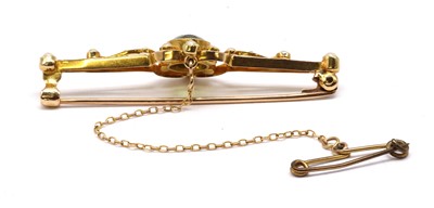 Lot 34 - An Edwardian gold peridot and split pearl brooch