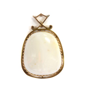 Lot 190 - A gold opal pendant