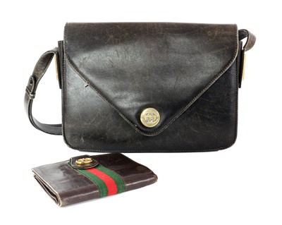 Lot 341 - A vintage Gucci black leather shoulder bag