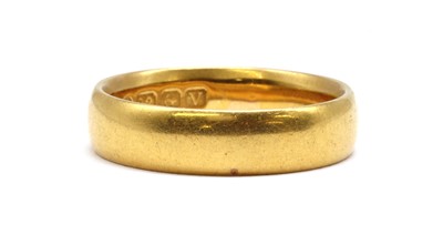 Lot 95 - A 22ct gold wedding ring
