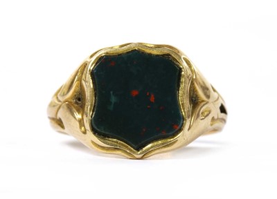 Lot 284 - A gold bloodstone signet ring