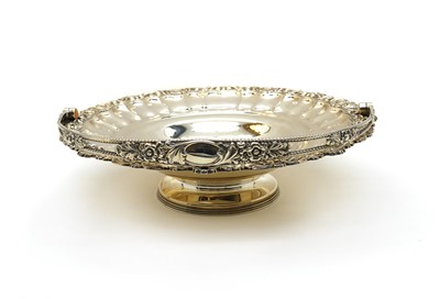 Lot 4 - An early George IV silver basket