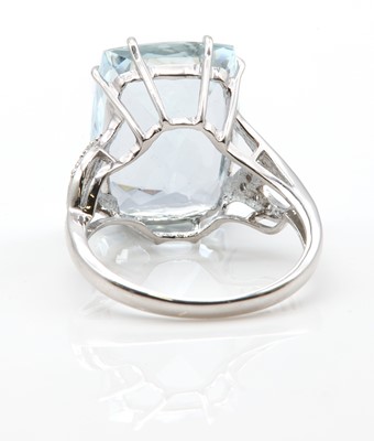 Lot 303 - An 18ct white gold single stone aquamarine ring