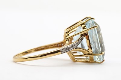 Lot 186 - An 18ct gold aquamarine and diamond ring