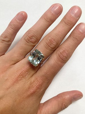 Lot 186 - An 18ct gold aquamarine and diamond ring