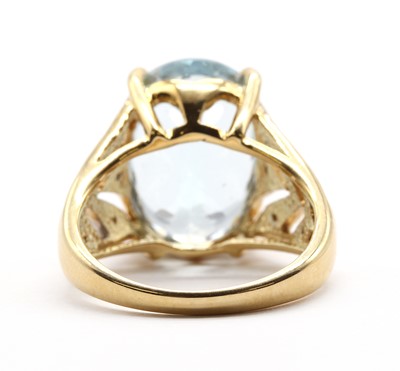 Lot 279 - An 18ct gold aquamarine and diamond ring