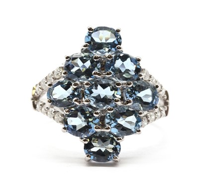 Lot 165 - An aquamarine and diamond cluster ring