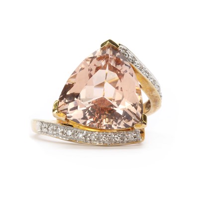Lot 123 - A 9ct gold morganite and diamond ring