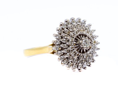 Lot 102 - An 18ct gold diamond cluster ring