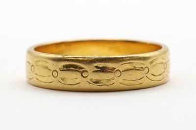 Lot 91 - A gold flat section patterned wedding ring