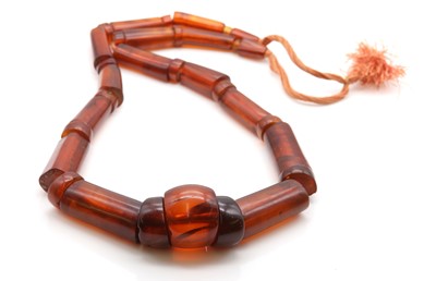 Lot 132 - An Art Deco single row graduated amber bead necklace