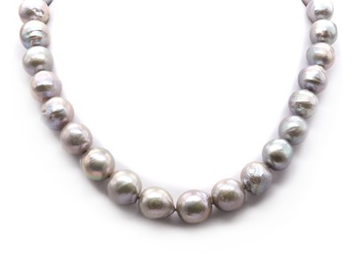 Lot 253 - A single row slightly graduated cultured freshwater pearl necklace