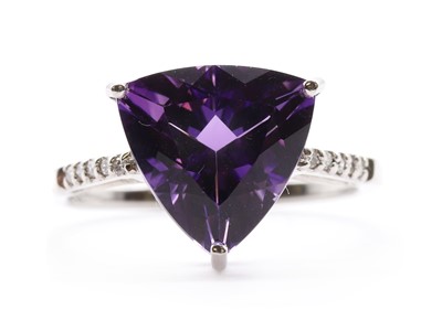 Lot 304 - A 9ct white gold amethyst and diamond ring