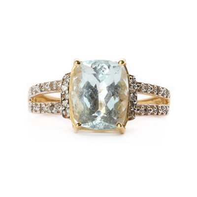 Lot 198 - An 18ct gold tourmaline and diamond ring