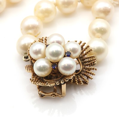 Lot 211 - A single row uniform cultured pearl necklace