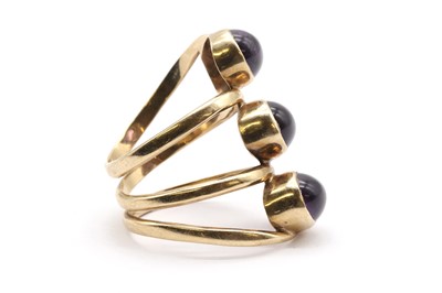Lot 207 - A gold three stone amethyst fingerline ring