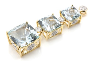 Lot 319 - An 18ct gold three stone aquamarine and diamond pendant
