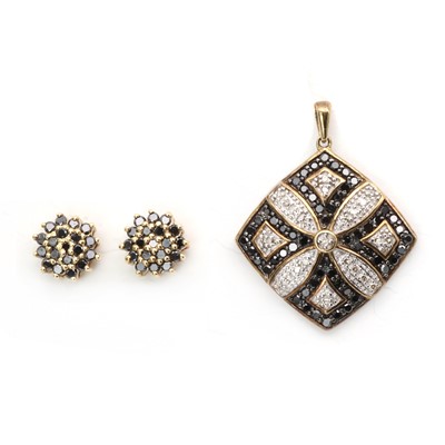 Lot 97 - A 9ct gold white and black diamond pendant