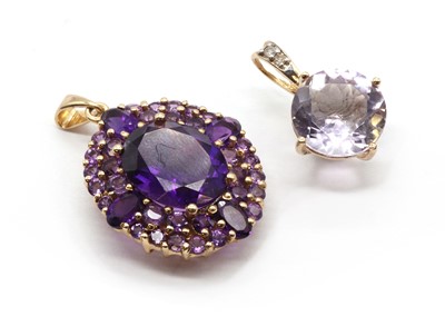 Lot 196 - A 9ct gold amethyst cluster pendant