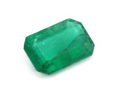 Lot 268 - An unmounted emerald cut emerald