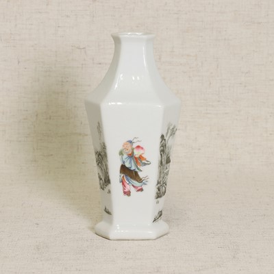 Lot 60 - A Chinese famille rose vase