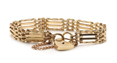 Lot 292 - A 9ct gold gate bracelet