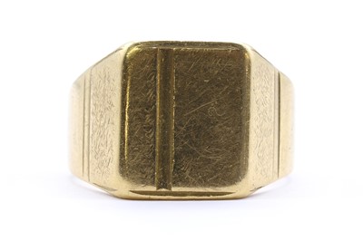 Lot 345 - An 18ct gold signet ring