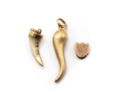 Lot 296 - An Italian gold cornicello pendant
