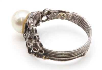Lot 234 - A sterling silver single stone cultured pearl ring, by Gerda Flockinger