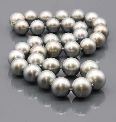 Lot 253 - A single row graduated cultured Tahitian pearl necklace