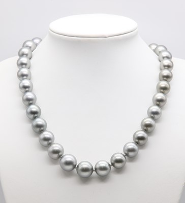 Lot 253 - A single row graduated cultured Tahitian pearl necklace