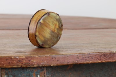 Lot 243 - A horn snuff box