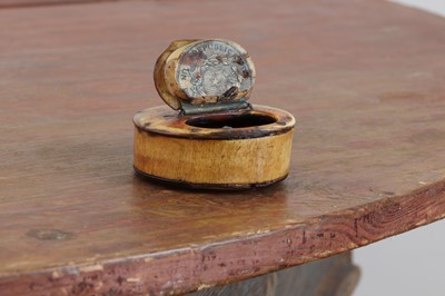Lot 243 - A horn snuff box