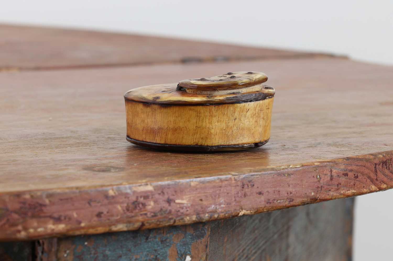 Lot 243 - A horn snuff box