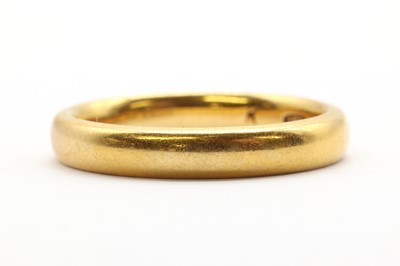 Lot 89 - A 22ct gold wedding ring