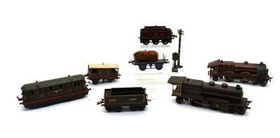 Lot 140 - A collection of Hornby and other O gauge railway items