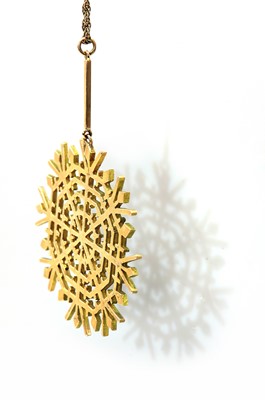 Lot 232 - A 9ct gold snowflake pendant, by Deakin and Francis, c.1970