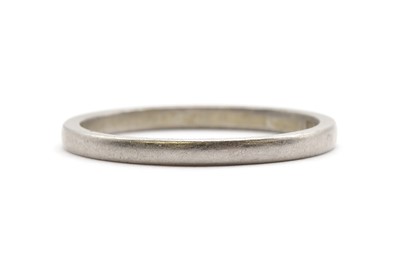 Lot 112 - A platinum wedding ring