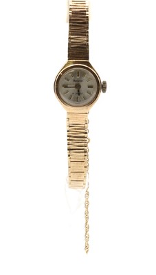 Lot 357 - A ladies' 9ct gold Accurist mechanical bracelet watch