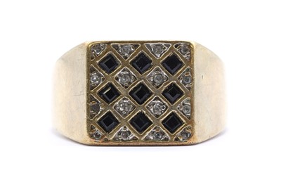Lot 344 - A 9ct gold signet ring