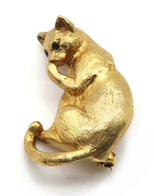 Lot 385 - A 9ct gold cat brooch, by Harriet Glen
