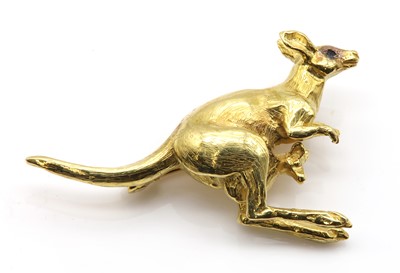 Lot 390 - An 18ct gold kangaroo and joey brooch, by Harriet Glen