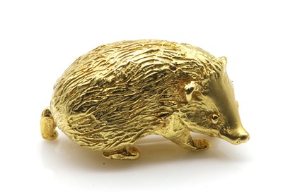 Lot 386 - An 18ct gold hedgehog brooch, by Harriet Glen