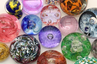 Lot 206 - A collection of paperweights