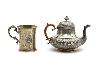 Lot 23 - An Edwardian silver teapot