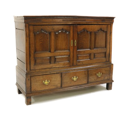 Lot 418 - An oak mule chest