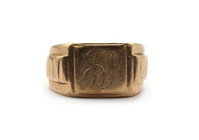 Lot 343 - A 9ct gold signet ring