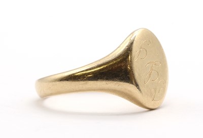 Lot 199 - A 9ct gold signet ring