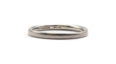 Lot 108 - A platinum court section wedding ring
