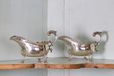 Lot 356 - A pair of Edwardian silver sauce or gravy boats